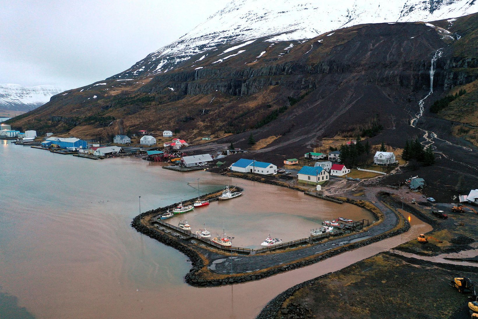 Seyðisfjörður eftir að aurskriðurnar féllu.