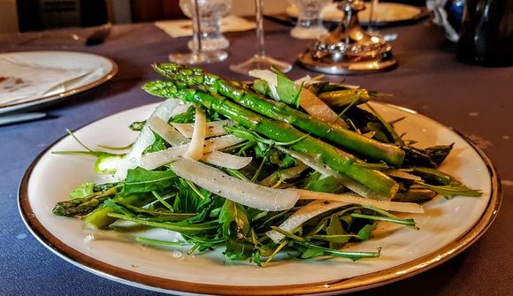 Aspassalat með parmesan sem toppar steikina