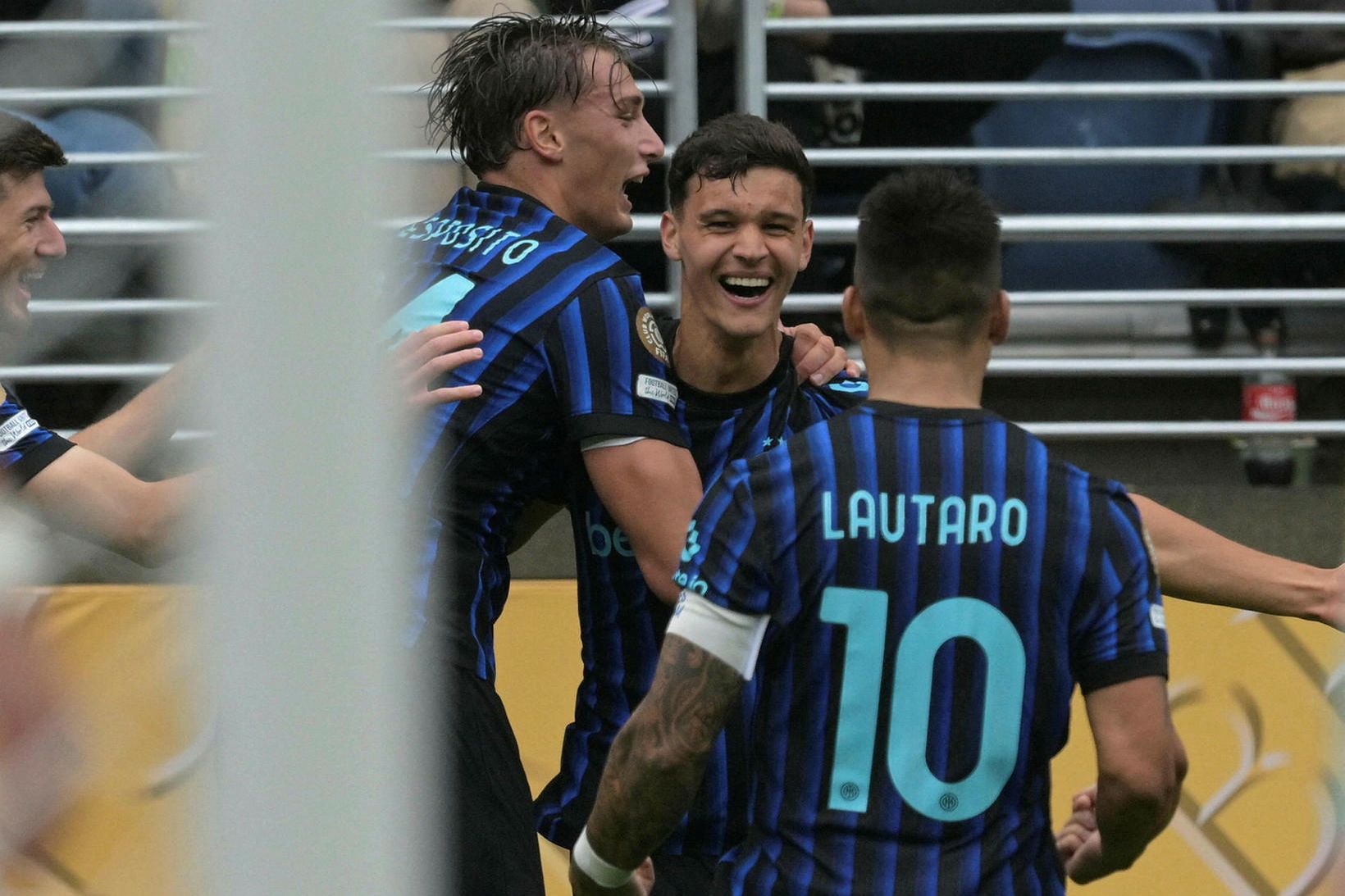 Valentin Carboni fagnar sigurmarki Inter í kvöld með samherjum sínum.