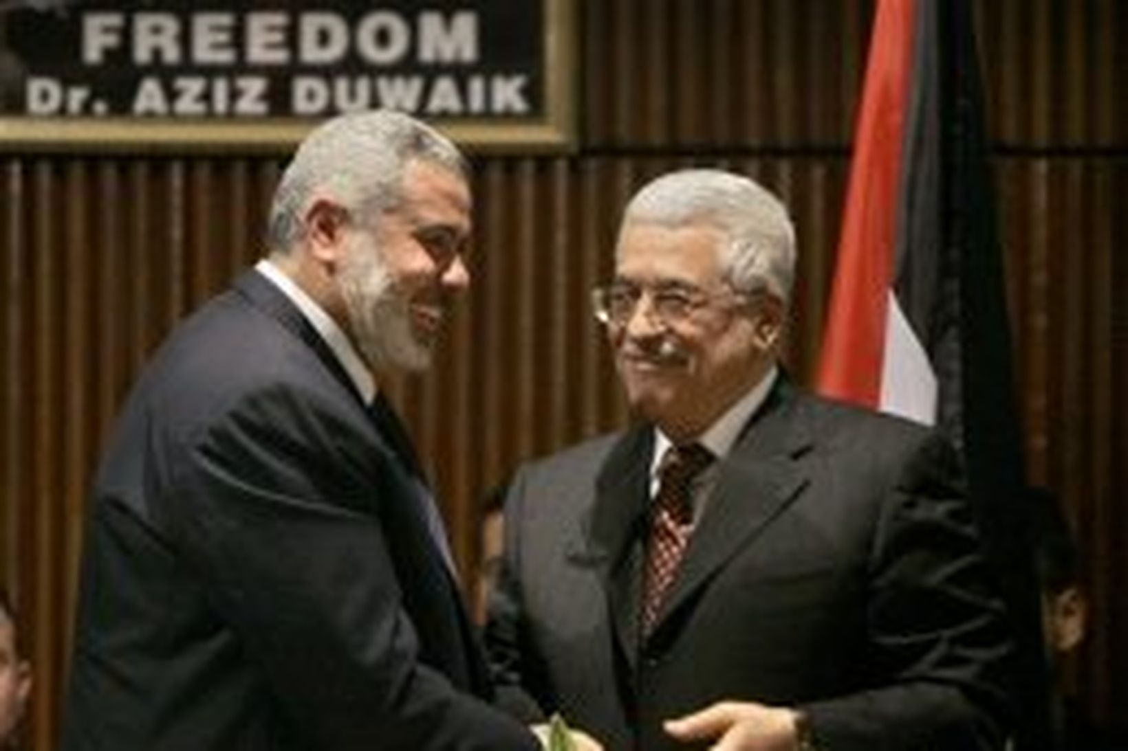 Mahmoud Abbas og Ismail Haniyeh takast í hendur á þingfundi …