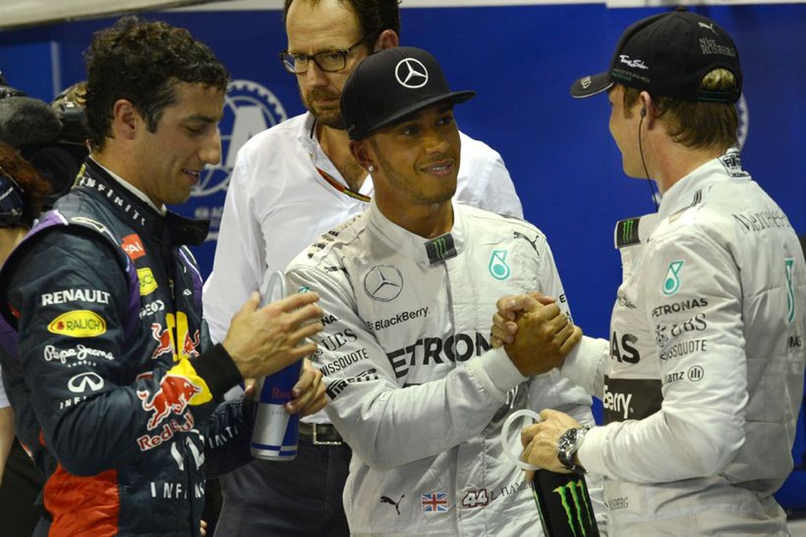 Mercedesþórarnir Lewis Hamilton (t.v.) og Nico Rosberg takast í hendur …