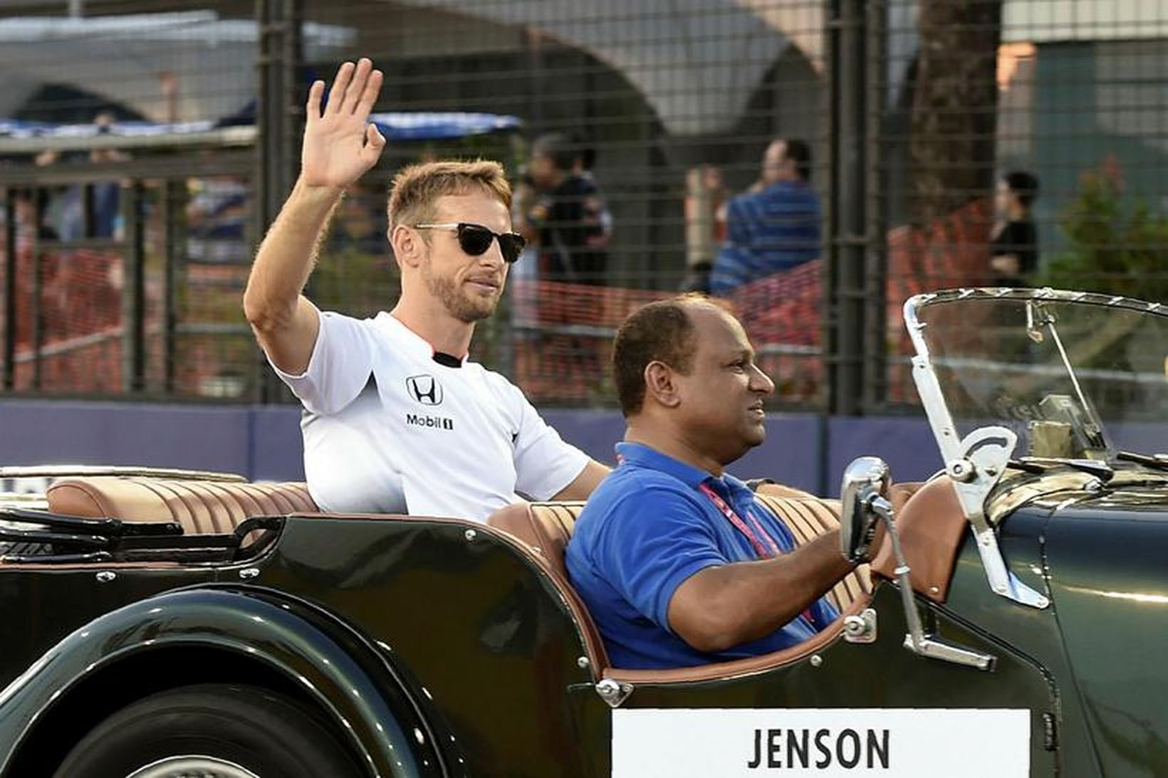 Jenson Button á heiðurshring fyrir kappaksturinn í Singapúr.
