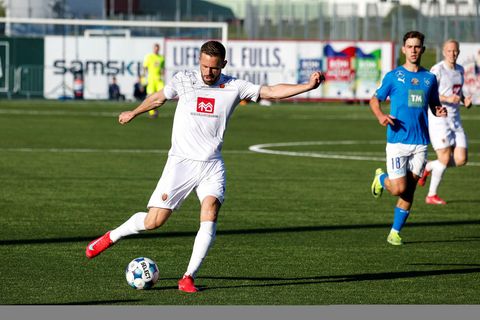 Gylfi Þór Sigurðsson og Guðmundur Baldvin Nökkvason í leiknum á mánudagskvöld.