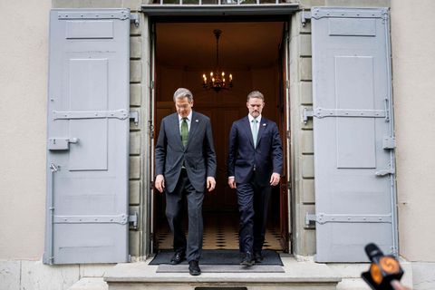 Scott Bessent, fjármálaráðherra Bandaríkjanna, og Jamieson Greer viðskiptaráðherra, ganga út til fjölmiðla til að segja …