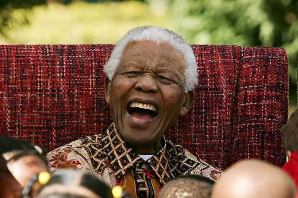 Nelson Mandela í hópi skólabarna í Jóhannesarborg árið 2007.
