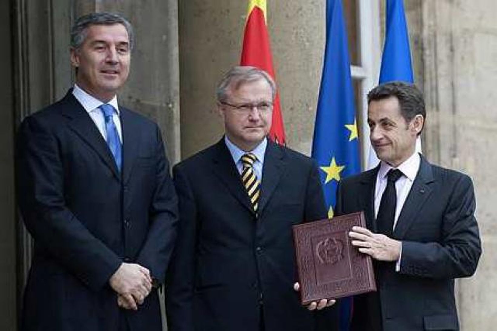 Milo Djukanovic ásamt Olli Rehn og Nicolas Sarkozy á tröppum …