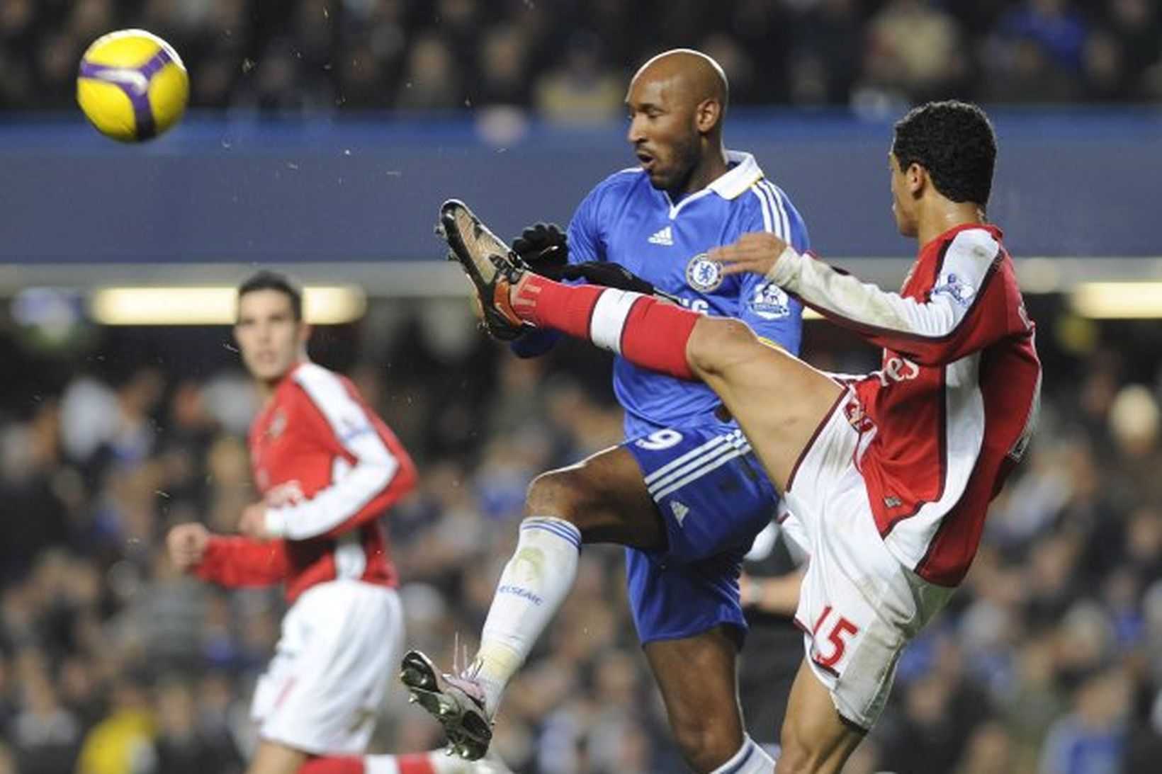 Nicolas Anelka hjá Chelsea og Denilson hjá Arsenal í baráttu …