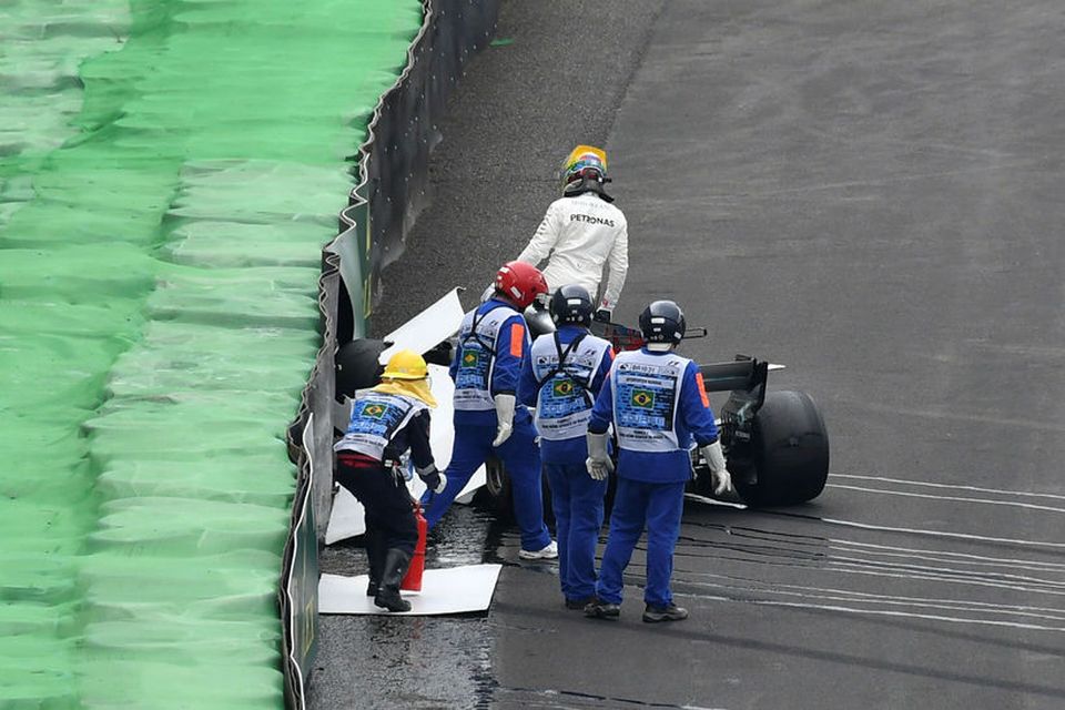 Lewis Hamilton stígur upp úr bíl sínum eftir skellinn við öryggisvegg.