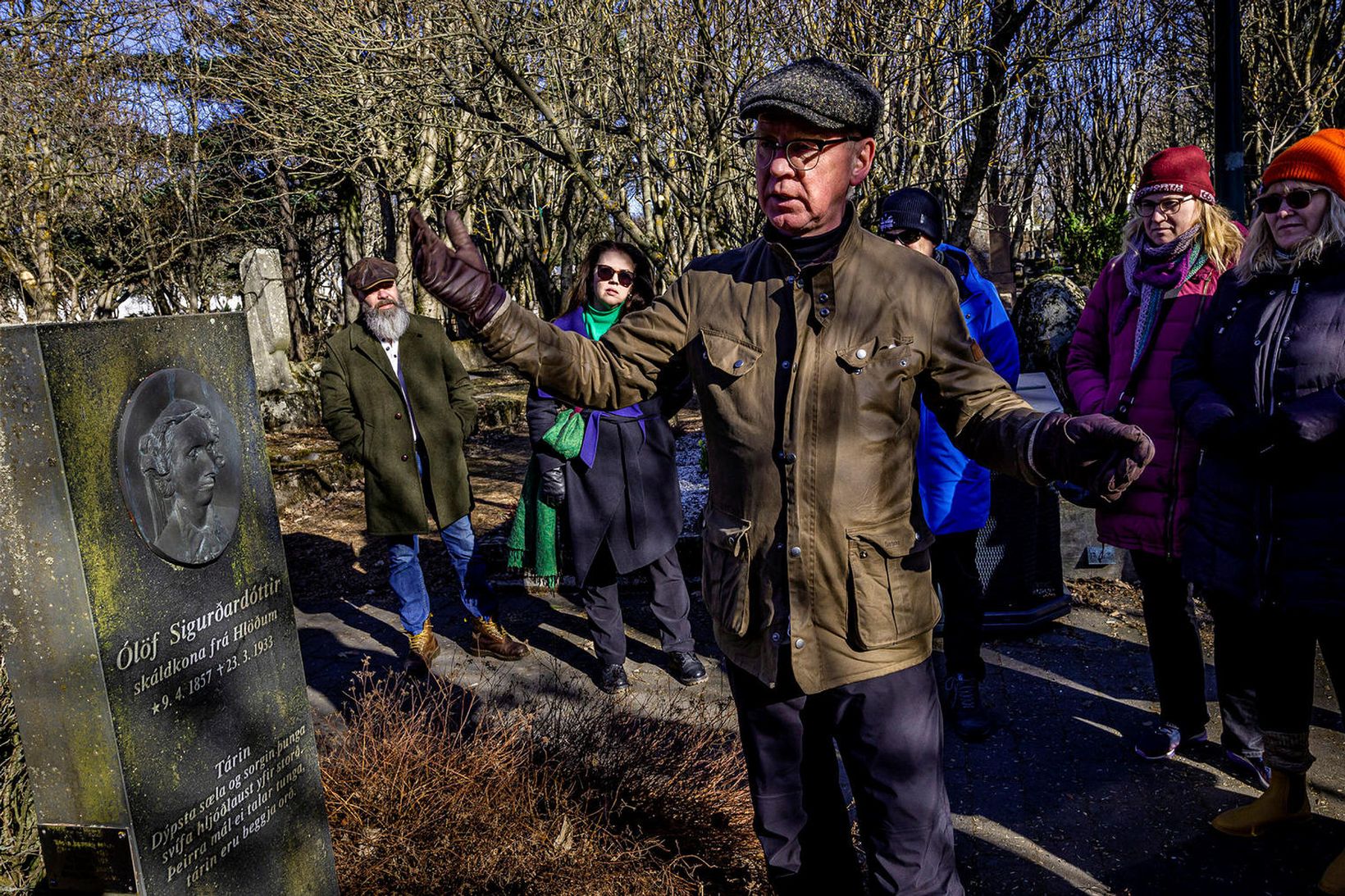 Heimir Björn Janusarson fræðir gesti um gröf Ólafar skáldkonu frá …