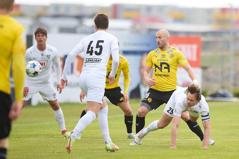 Fyrirliðarnir Rúnar Már Sigurjónsson og Alex Freyr Hilmarsson í baráttu á Akranesi í kvöld.