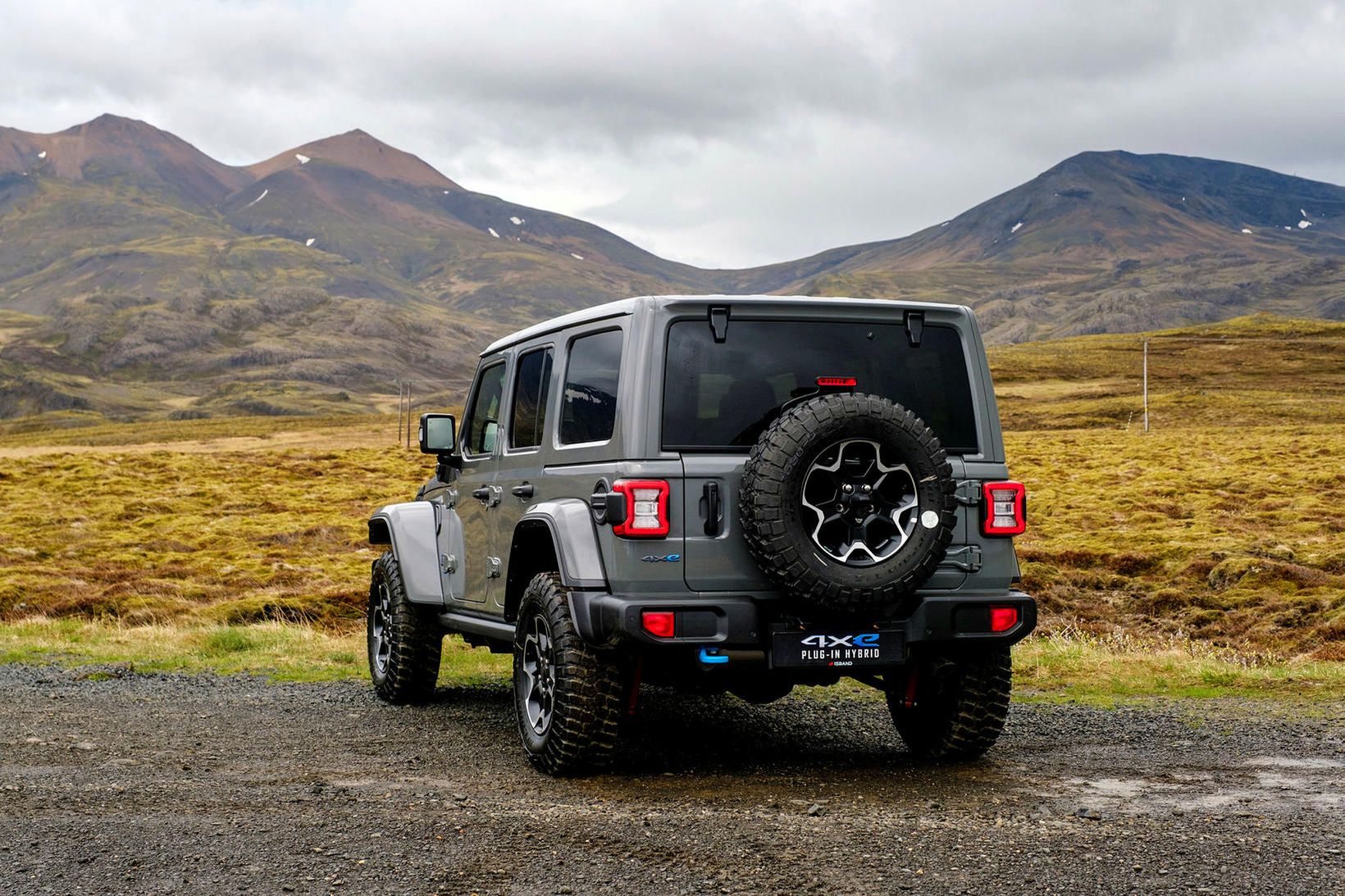 Maður lítur vel út á malbikinu á Jeep Wrangler Rubicon …