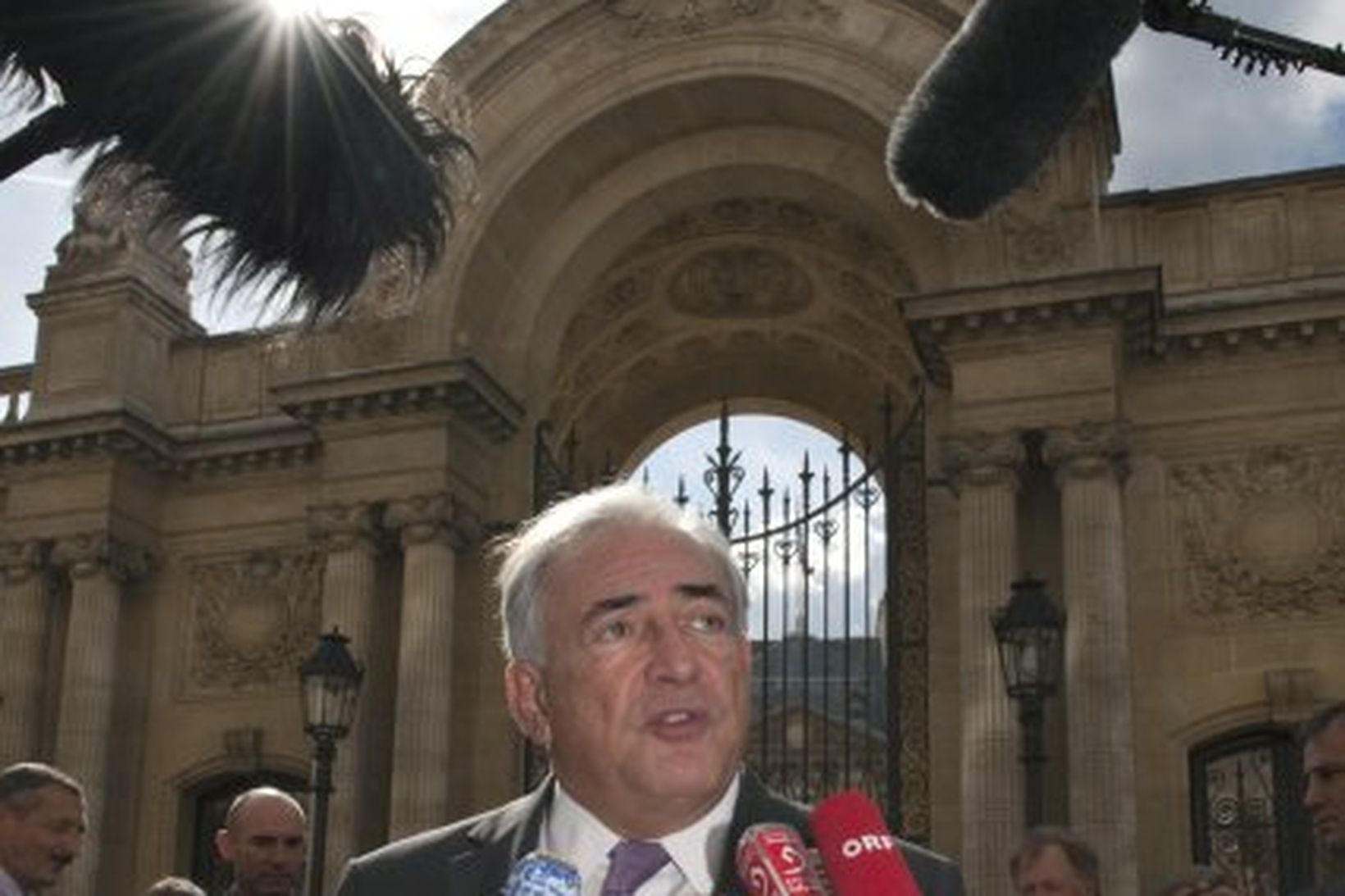 Dominique Strauss-Kahn ræðir við blaðamenn utan við forsetahöllina í París.