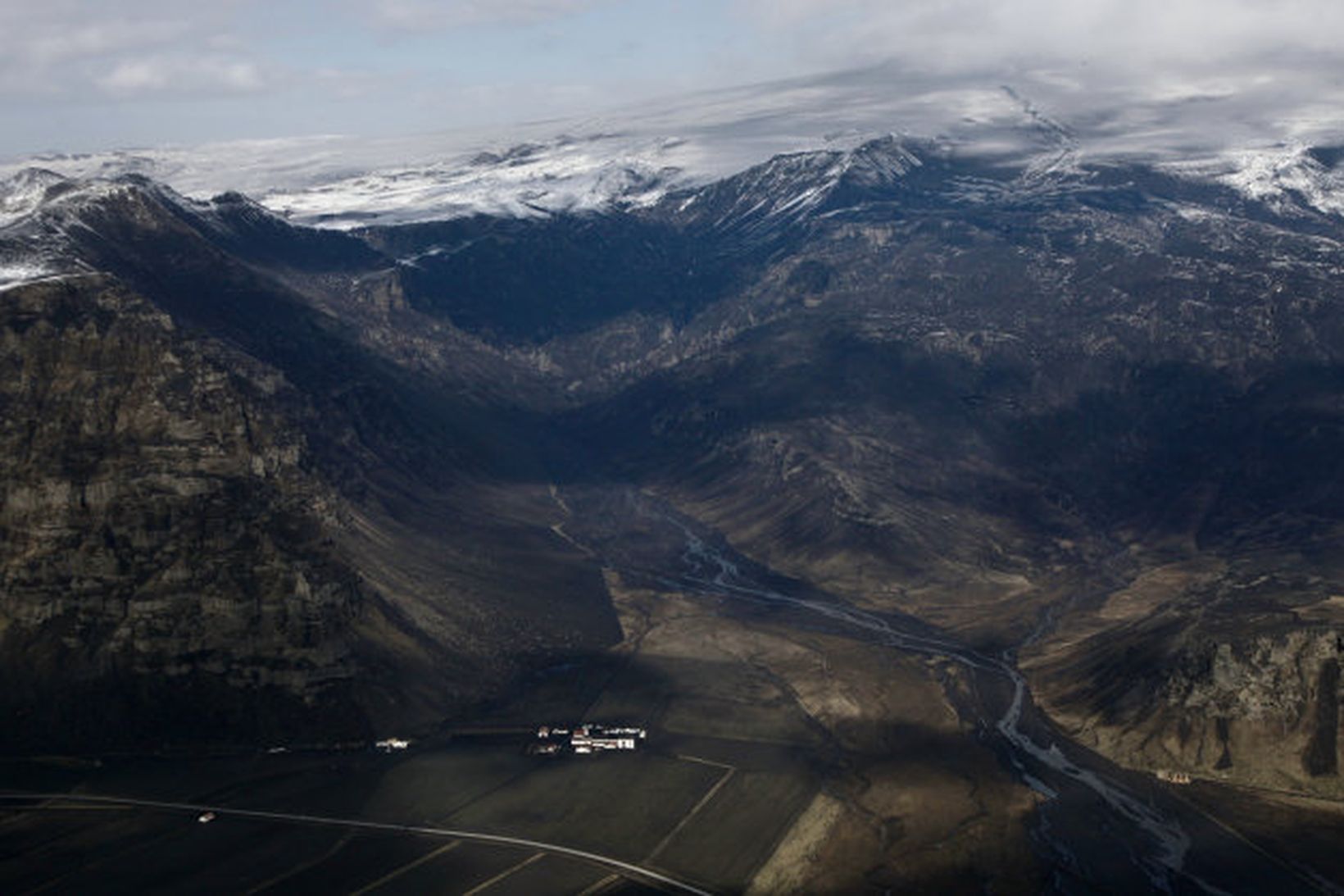 Séð inn til Þorvaldseyrar undir Eyjafjallajökli í gær. Þar er …