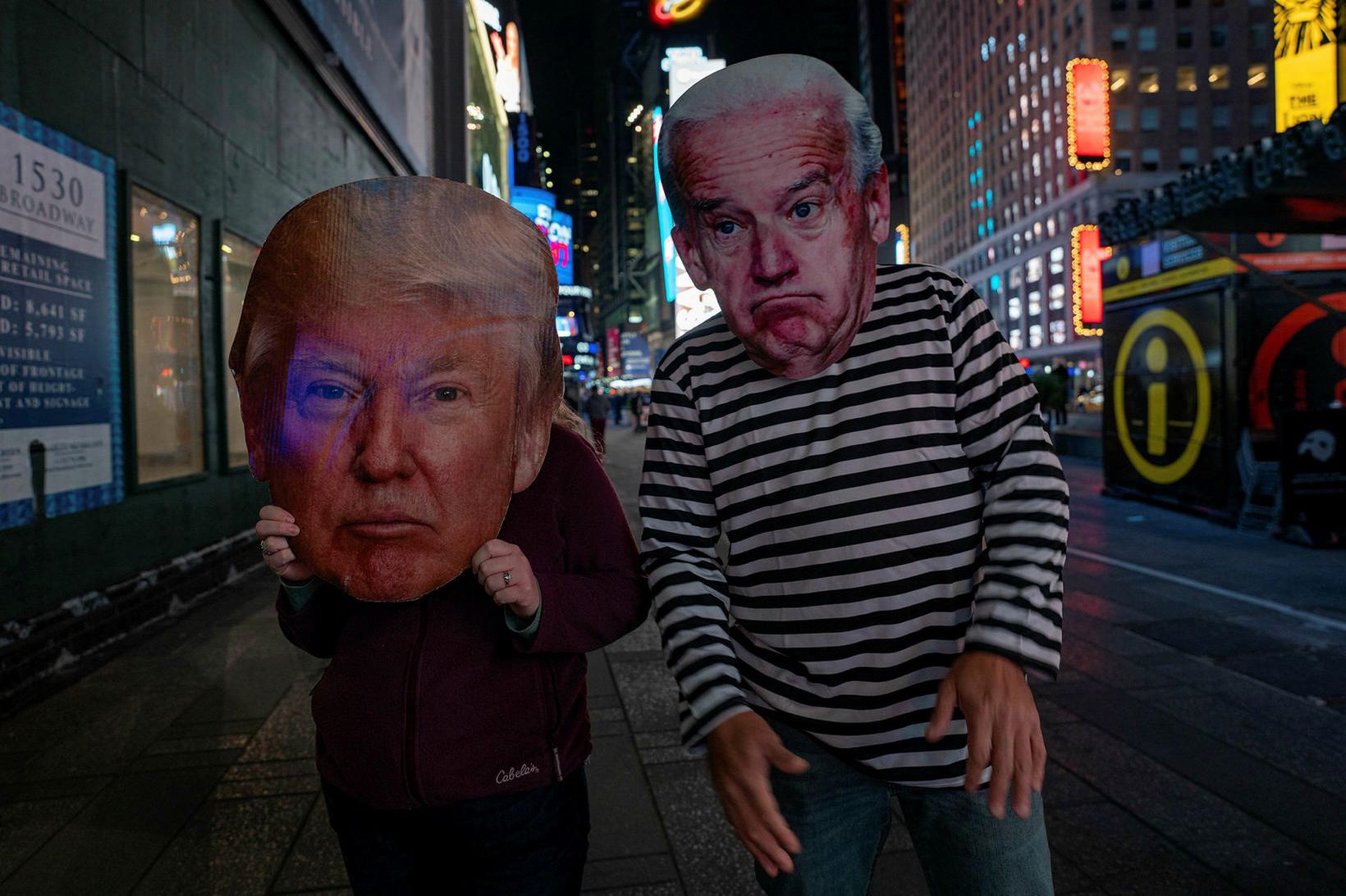 Brandarakallar líkja eftir Trump og Biden í New York.