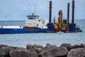 Dýpkun Flutningapramminn Pétur mikli og dýpkunarpramminn Reynir að störfum í Njarðvíkurhöfn þar sem unnið er að dýpkun hafnarinnar.