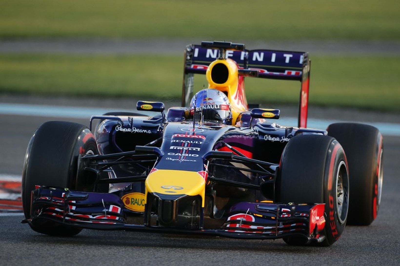 Sebastian Vettel í tímatökunni í Abu Dhabi í dag.