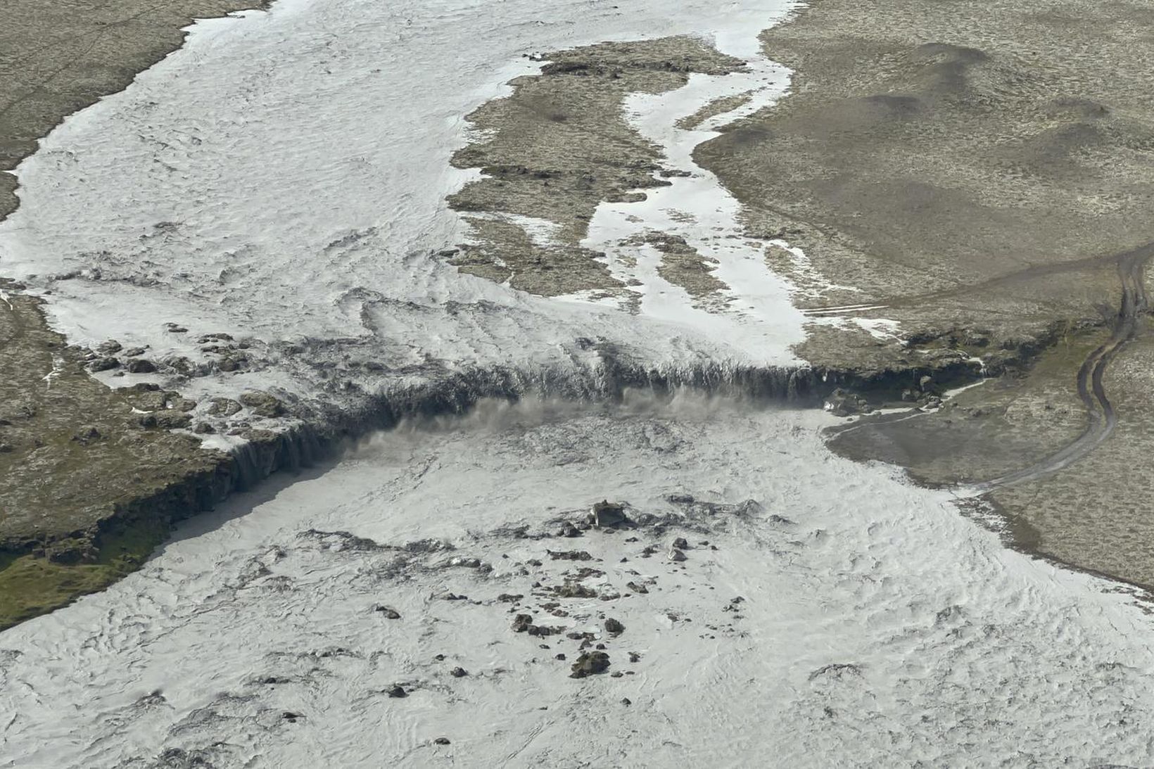 Jökulhlaup er hafið í Skálm austan Mýrdalsjökuls. Jökulvatn flæðir yfir …