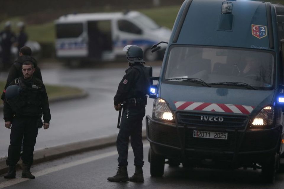 Lögreglumenn í Dammartin-en-Goele.