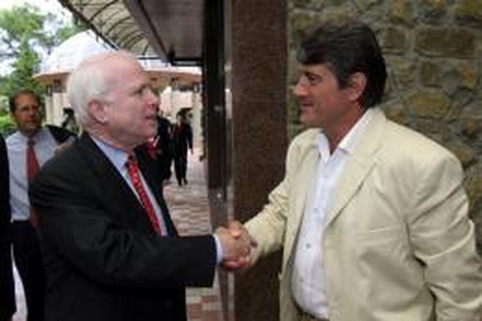 John McCain heilsar Viktor Yushtsjenko, leiðtoga stjórnarandstöðunnar í Úkraínu, í …