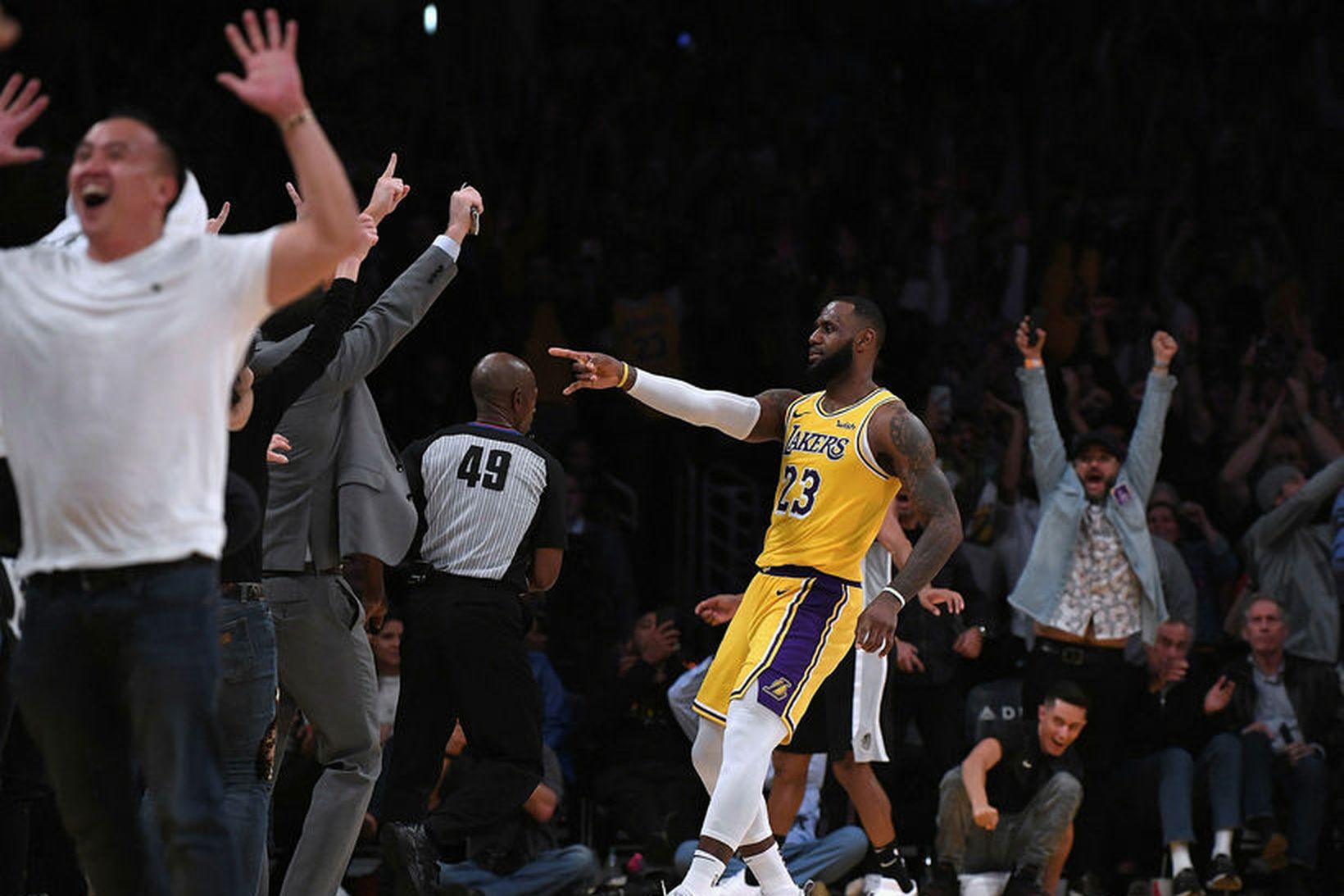 LeBron James #23 kveikir í stuðningsmönnum Lakers.