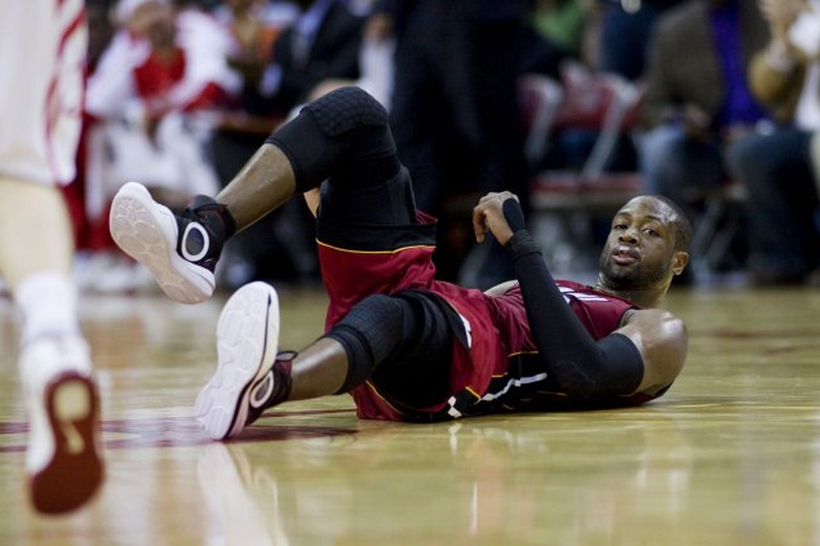 Dwyane Wade horfir á eftir boltanum í leik Miami og …