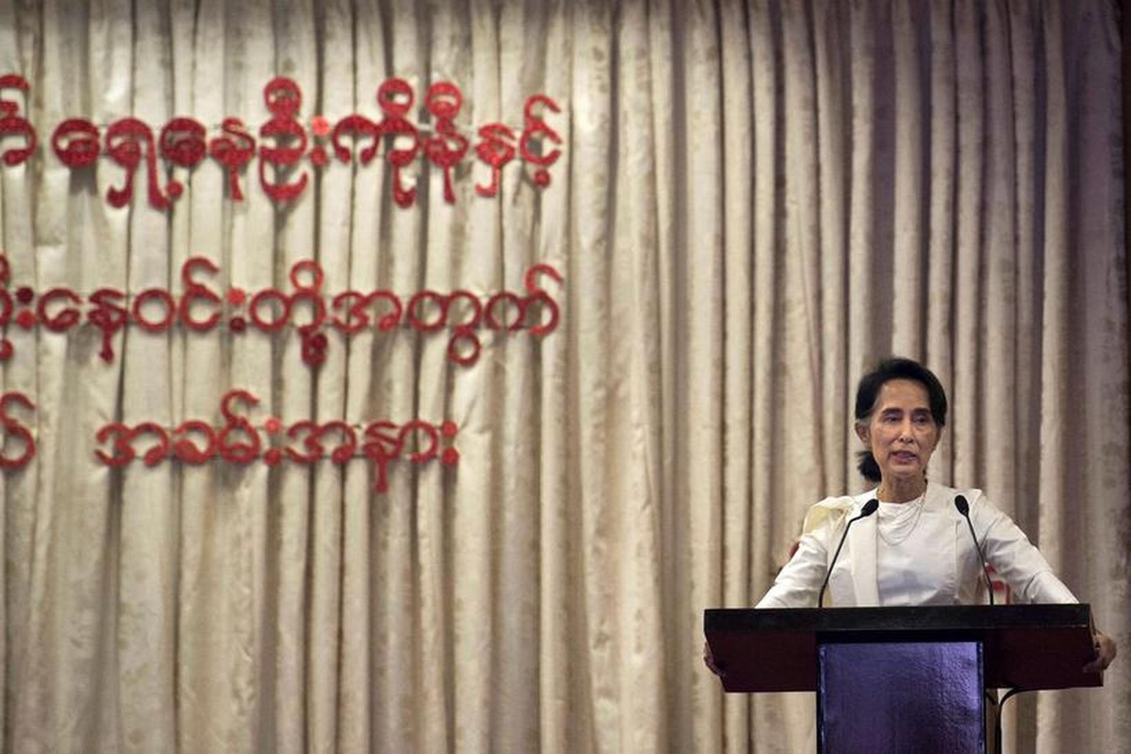 Bar­áttu­kon­an Aung San Suu Kyi hef­ur reynt að blása lífi …