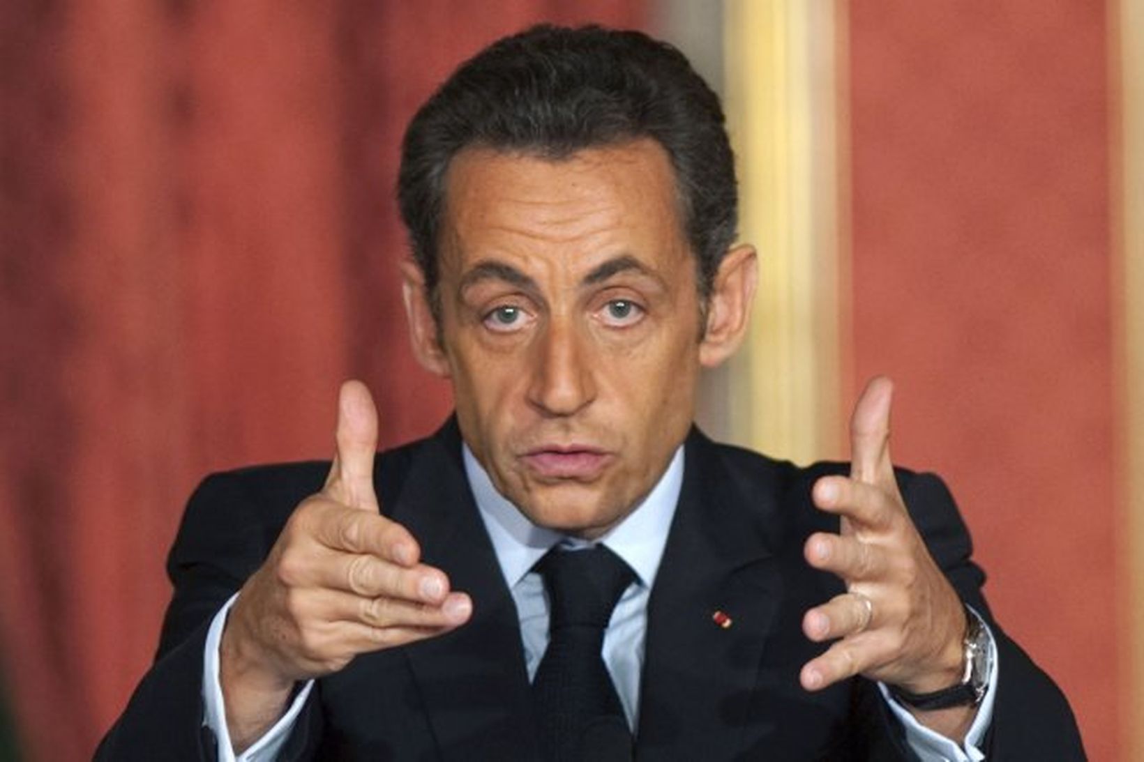 Nicolas Sarkozy tekur forsetanum nýja opnum örmum.