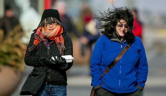 Hvasst á Suðausturlandi og Austfjörðum