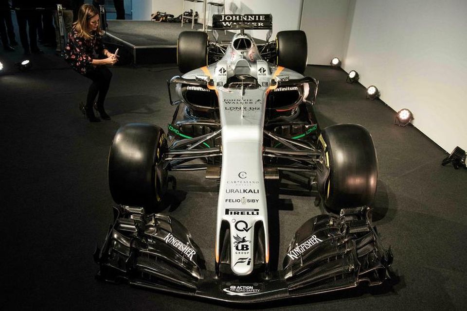 2017-bíll Force India eftir að hafa verið svitpur hulunni við athöfn í Silverstone.