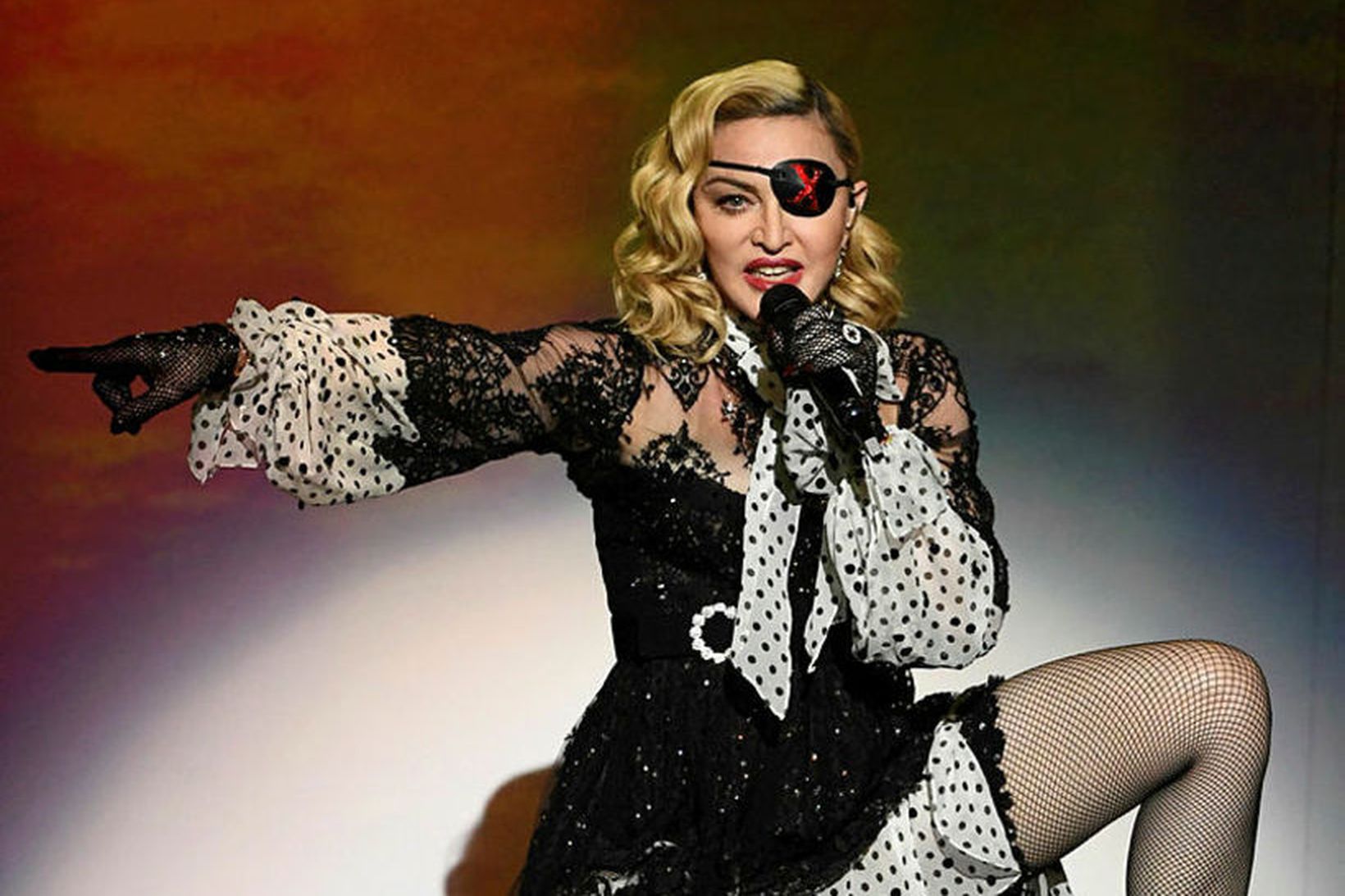 Madonna er tónlistarkona og sex barna móðir.