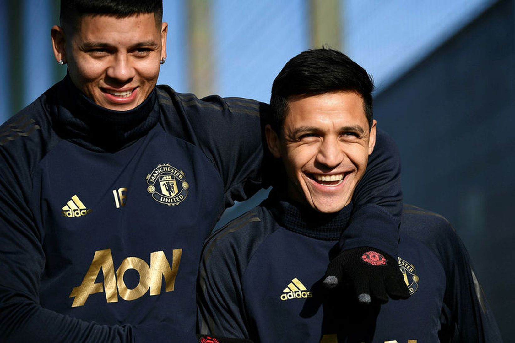 Marcos Rojo og Alexis Sánchez léttir í bragði á æfingu …