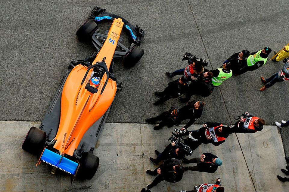 Fernando Alonso á McLaren leggur upp í aksturslotu í Barcelona í dag.