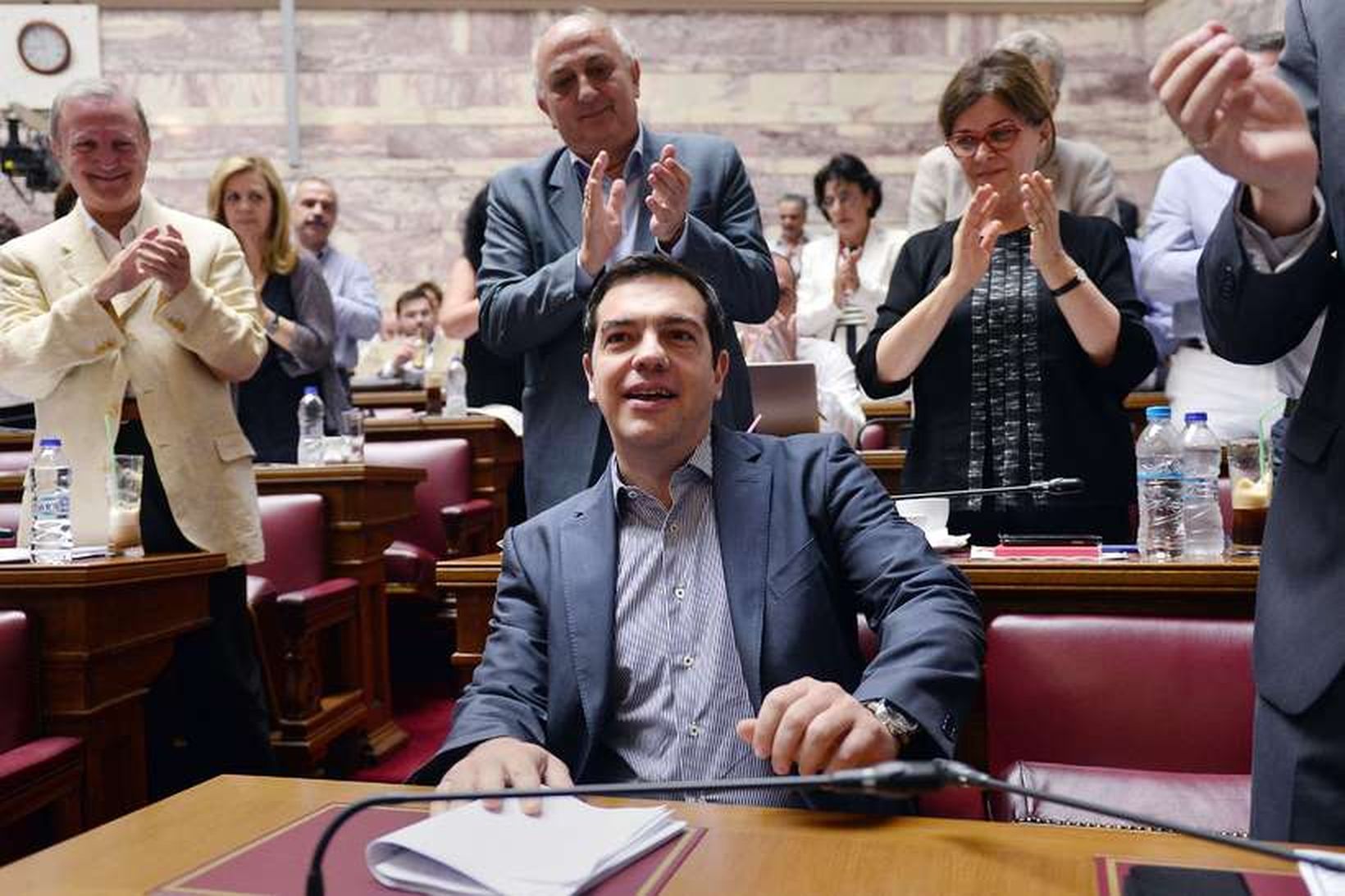 Þingmenn klappa forsætisráðherranum Alexis Tsipras lof í lófa í dag. …