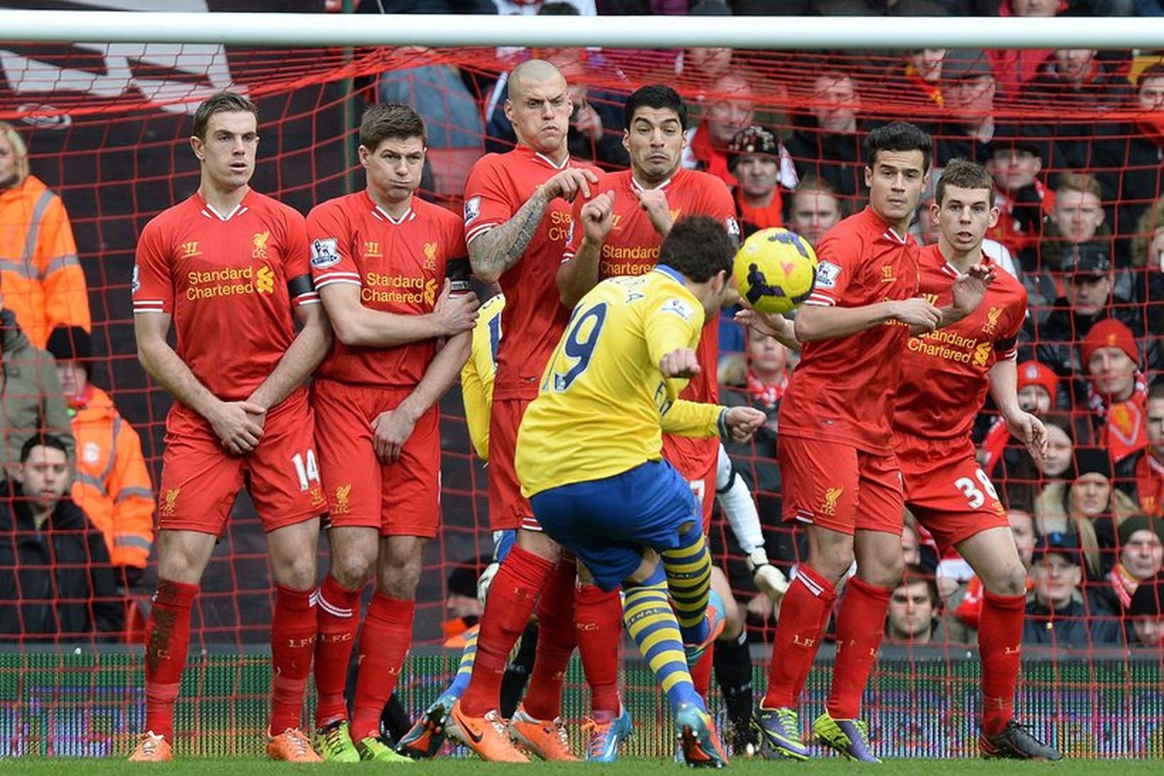 Santi Cazorla tekur aukaspyrnu fyrir Arsenal gegn Liverpool um síðustu …