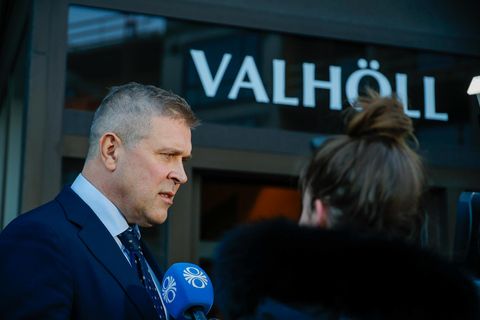 Bjarni Benediktsson formaður Sjálfstæðisflokksins fyrir utan Valhöll nú á sjötta tímanum.