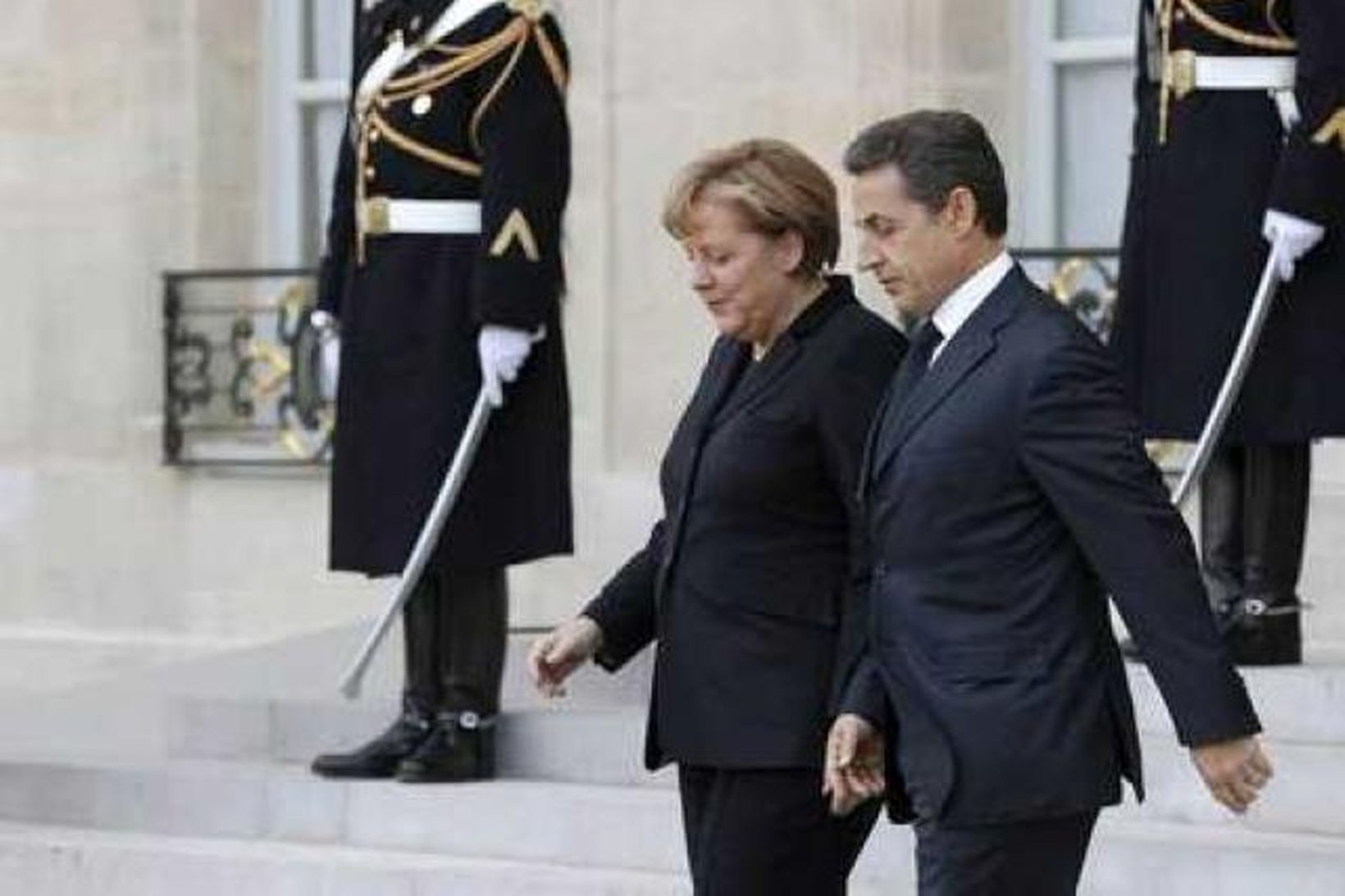 Merkel og Sarkozy hafa haft ólíka sýn á það hvaða …