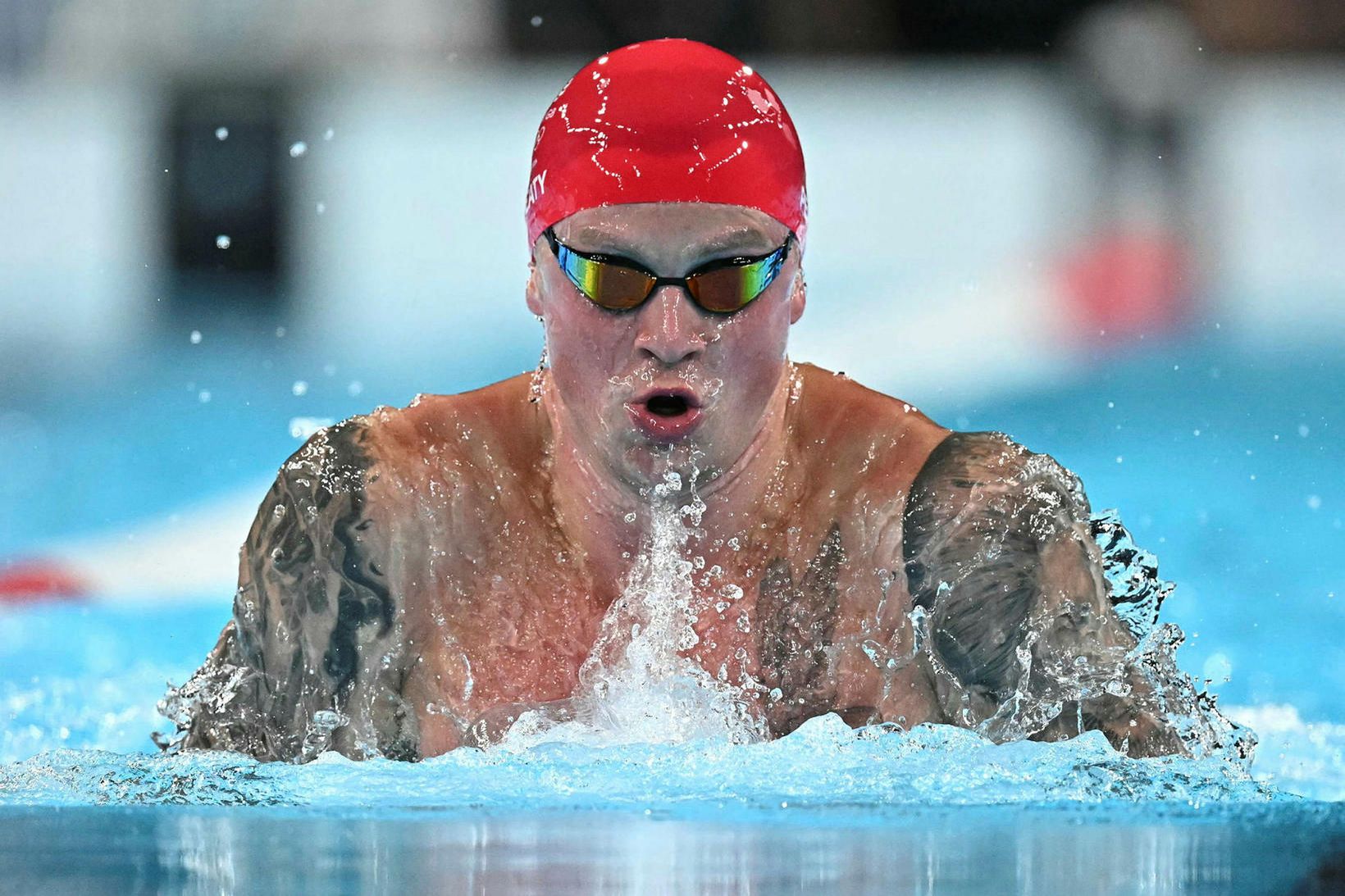 Adam Peaty hefur greinst með Covid-19.