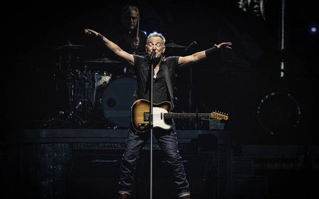 Maður fólksins Bruce Springsteen, eða Stjórinn eins og rýnir nefnir hann, á tónleikum í Kaupmannahöfn …