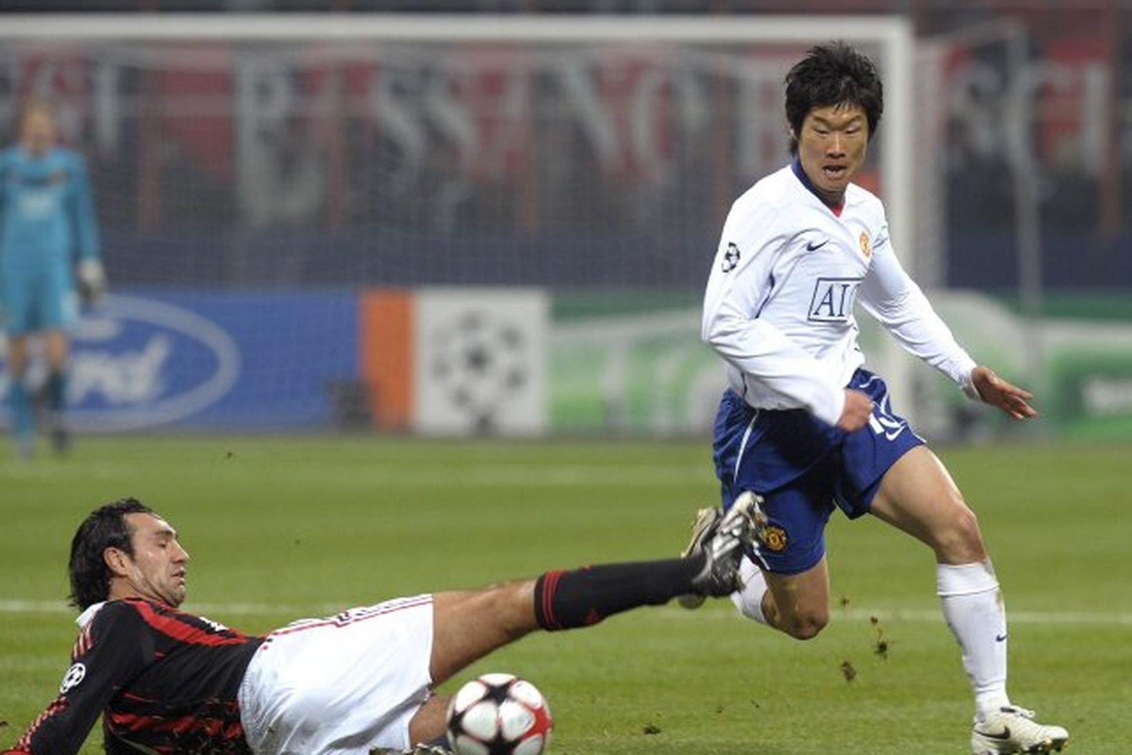 Alessandro Nesta, varnarmaður AC Milan, reynir að stöðva Park Ji-Sung, …