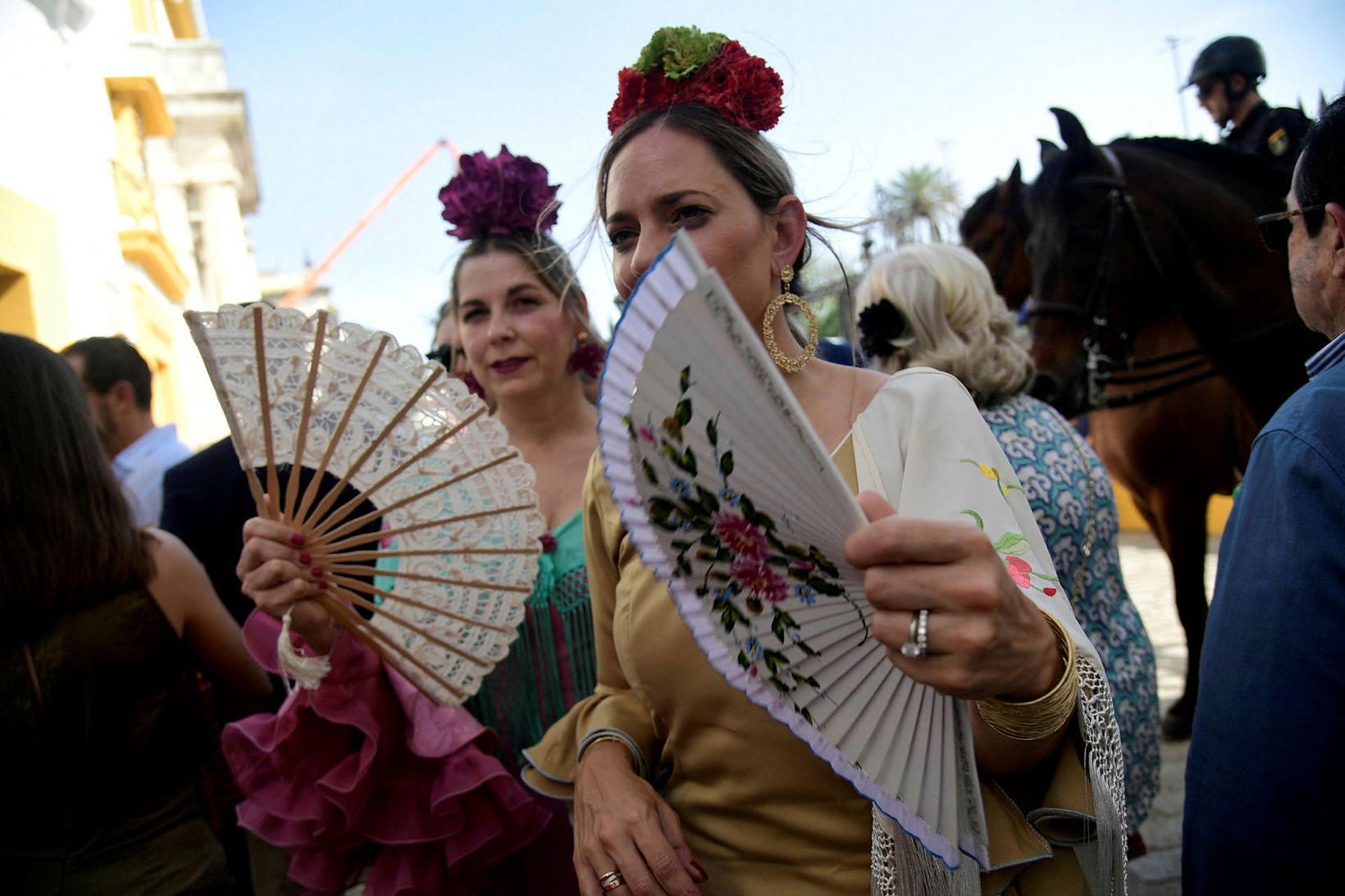 Gestir Feria de Abril-nautabanahátíðarinnar í Sevilla veifa blævængjum í miskunnarlausum …