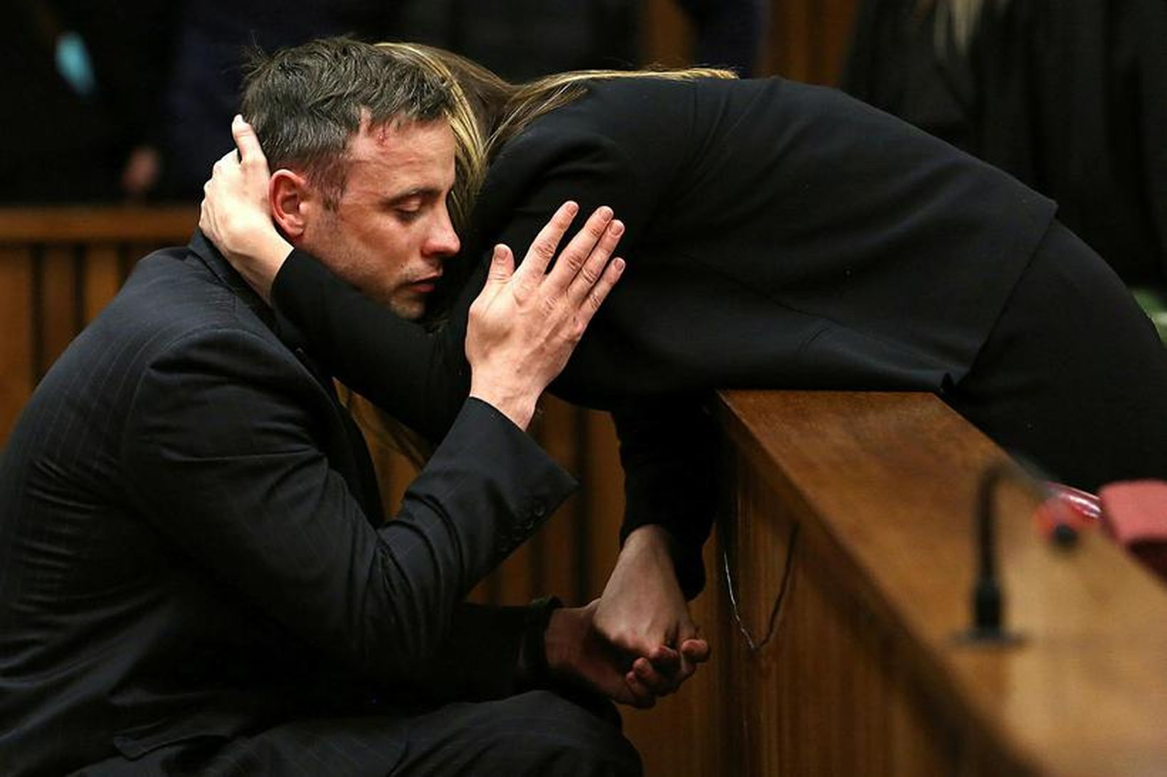 Oscar Pistorius faðmar systur sína í réttarsal.