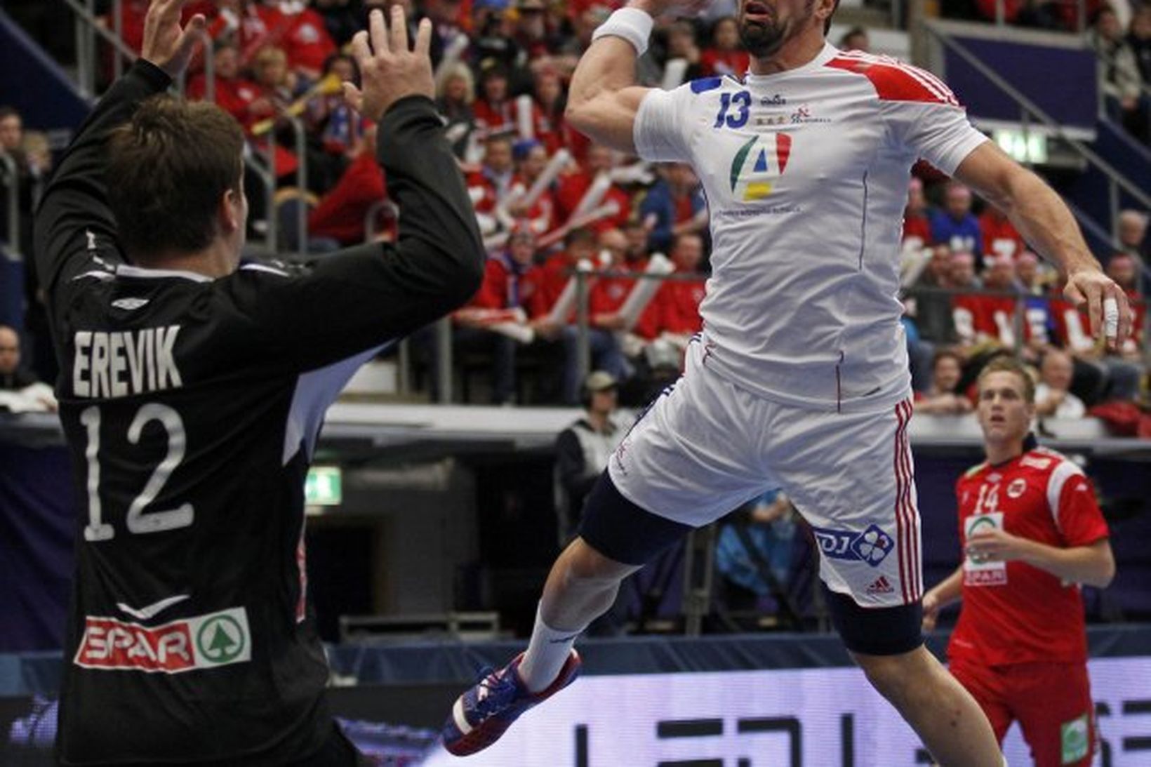 Nikola Karabatic skorar eitt marka Frakka í leiknum gegn Norðmönnum …