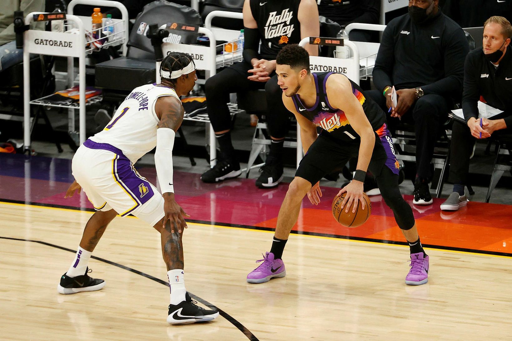 Devin Booker átti stórleik fyrir Phoenix í bleiku skónum sínum.