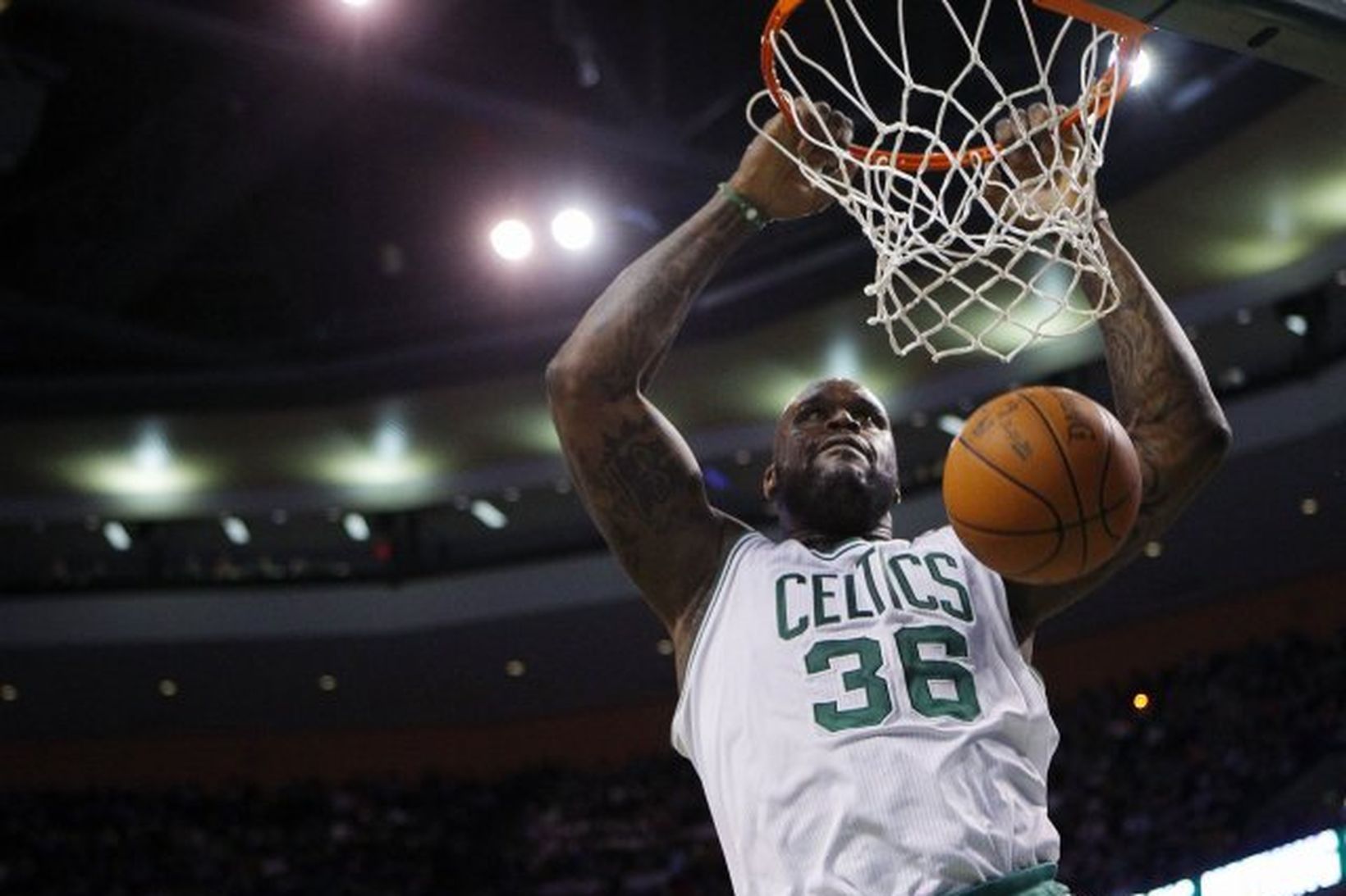 Shaquille O'Neal hjá Boston treður boltanum í körfuna hjá Detroit …