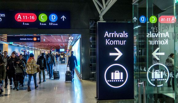 7 evra komugjald fyrir fólk utan Schengen