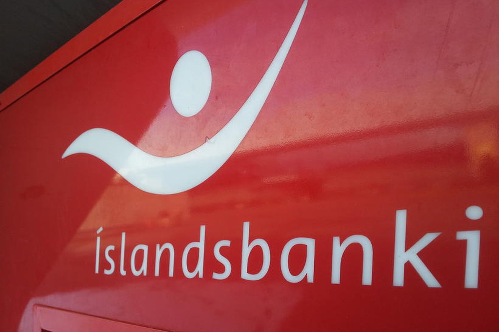 Íslandsbanki lokar nú tveimur útibúum í Reykjavík og er aðeins …