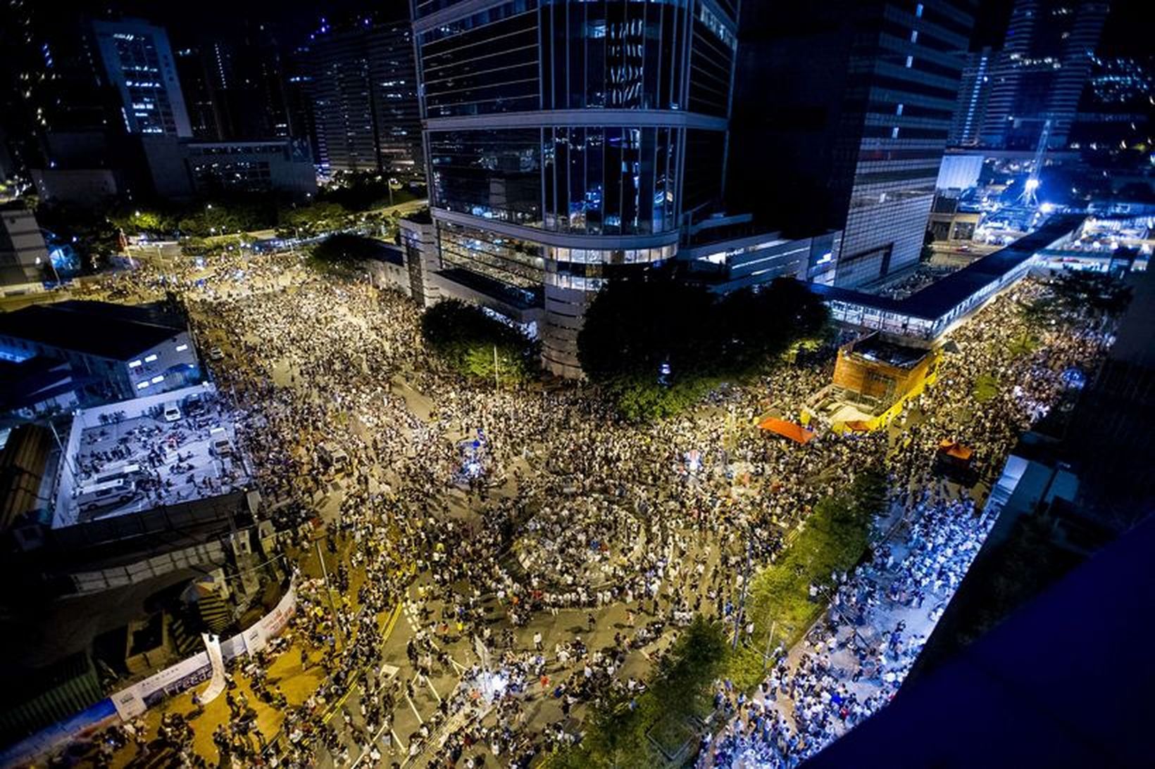 Fjöldi fólks kom saman í miðborg Hong Kong í kvöld.