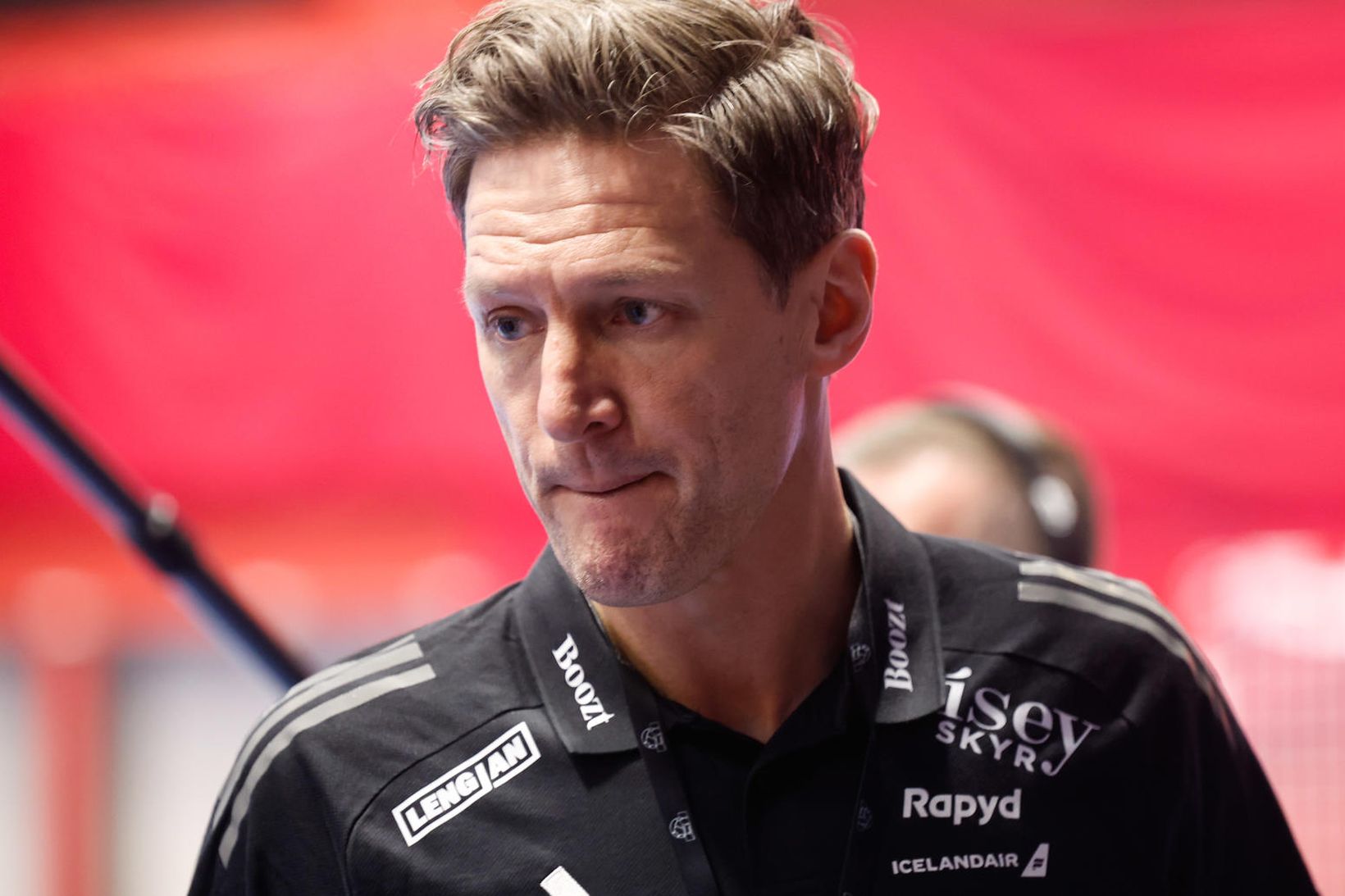 Arnar Pétursson landsliðsþjálfari á hliðarlínunni í kvöld.
