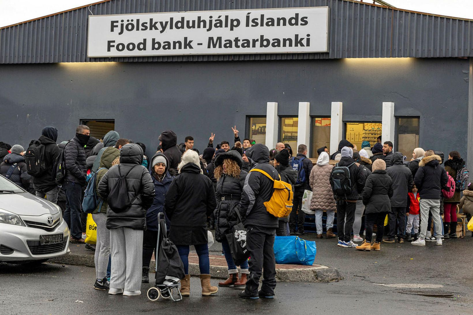 Beðið eftir mat fyrir utan húsnæði Fjölskylduhjálpar Íslands.