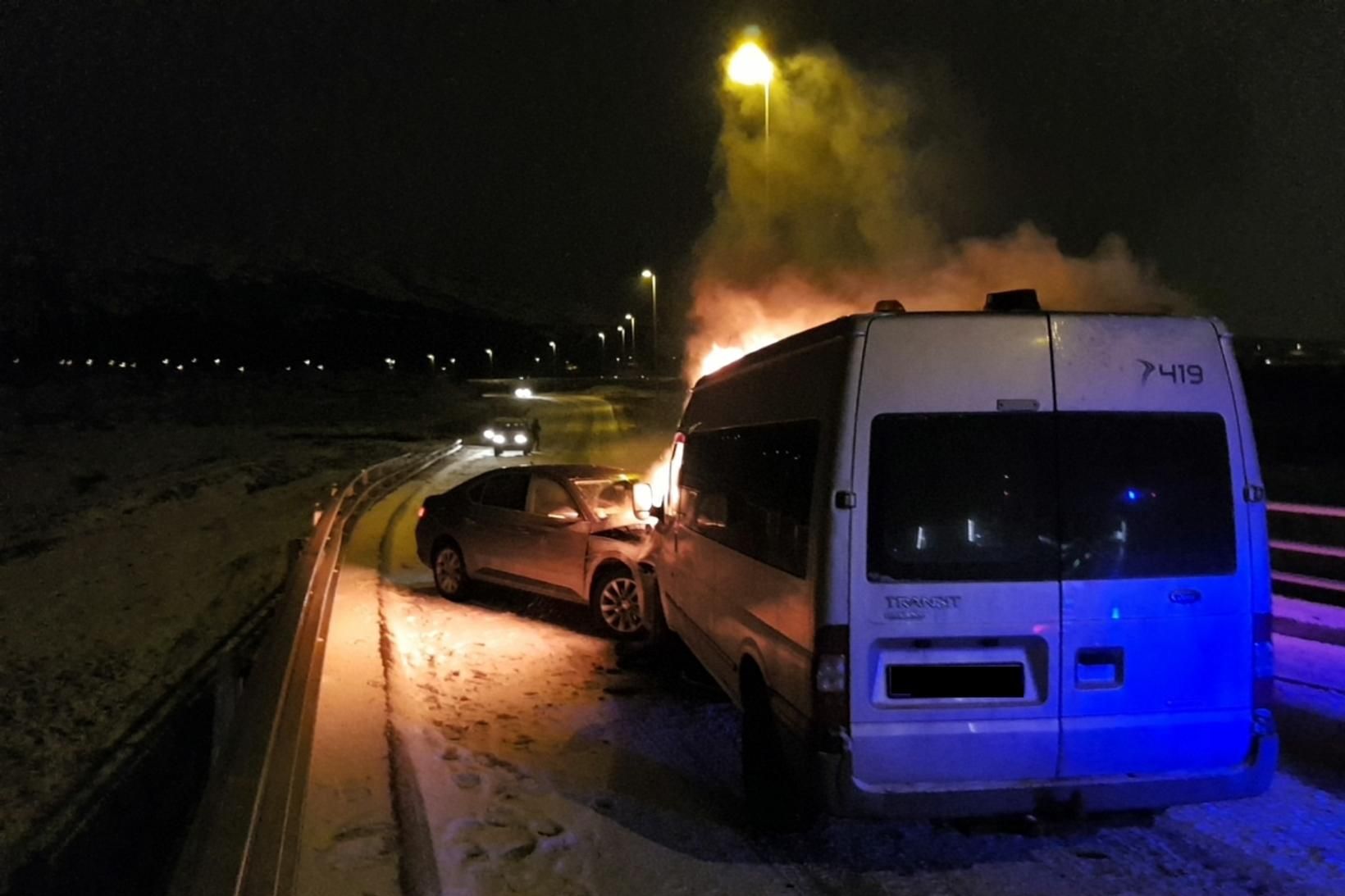 Eldur læsti sig í báða bílana eftir áreksturinn.